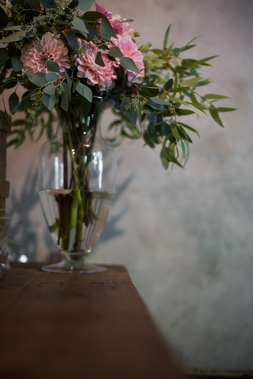 detall jerro amb flors floristeria tiesto barcelona per reportatge editorial revista El Mueble