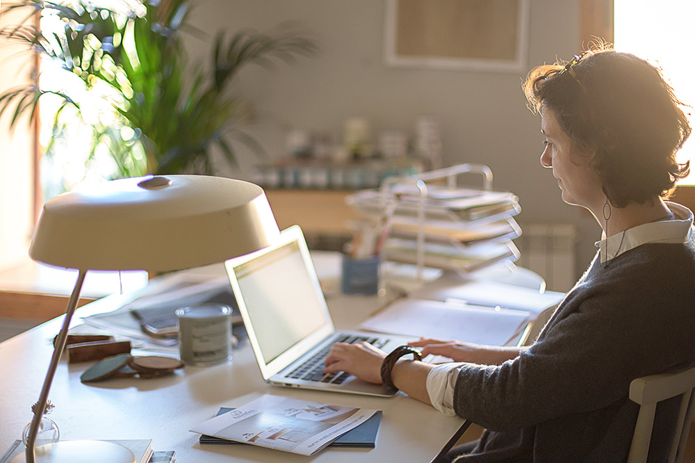 Fotografia Neus fundadora Crea Decora Recicla pintura Chalk Paint de article revista El Mueble oficines centrals